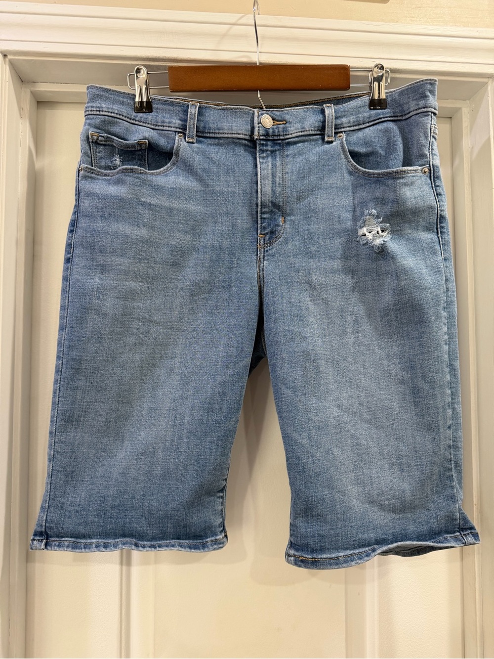 LEVIโS Womenโs Distressed Bermuda Stretch Shorts Size 32 - Picture 2 of 14
